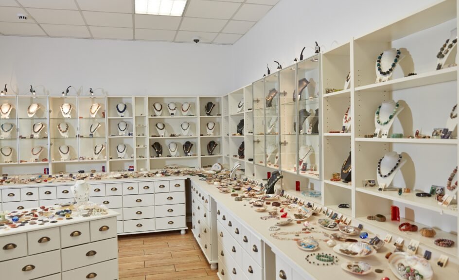 Explorez notre sélection d'accessoires et bijoux pour sublimer votre style